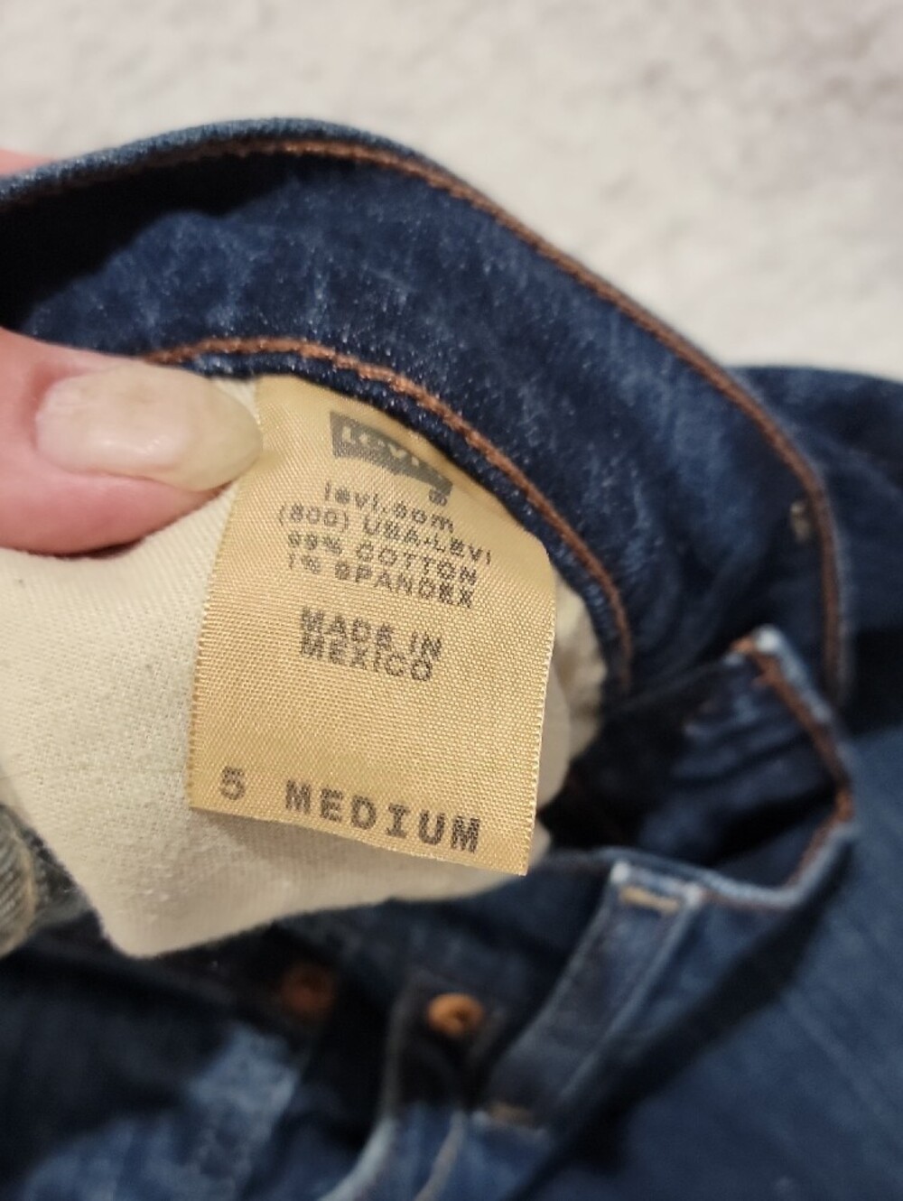 Levi's Women's Skinny Jeans in Dark Blue Wash - Picture 3 of 5